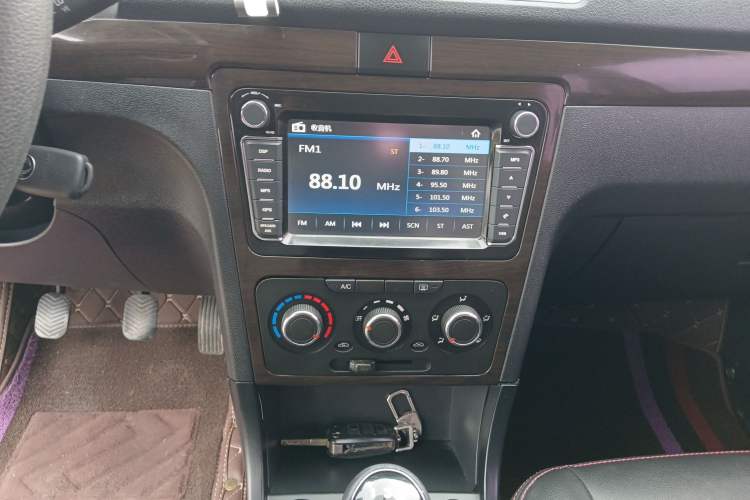 Used Dongfeng Fengon 360 2015 1.5L Manual Luxury 7-Seater China IV Standard Audio And AC Panel
