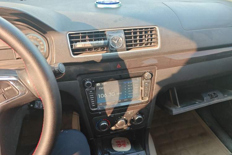 Used Dongfeng Fengon 360 2015 1.5L Manual Luxury 7-Seater China IV Standard Audio And AC Panel