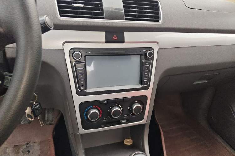 Used Dongfeng Fengon 360 2015 1.5L Manual Comfort 7-Seater National Emission Standard V Audio And AC Panel