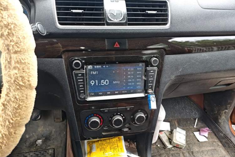 Used Dongfeng Fengon 360 2015 1.5L Manual Luxury 7-Seater China IV Standard Audio And AC Panel