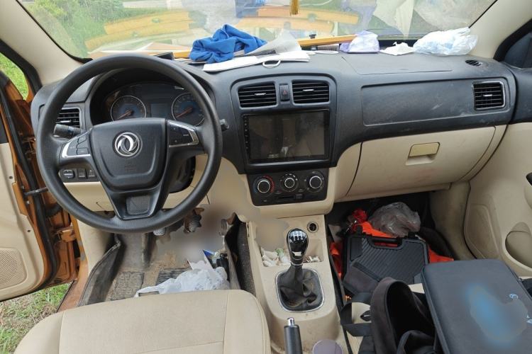 Used Dongfeng Fengon 360 2015 1.5L Manual Comfort II 7-Seater Center Console
