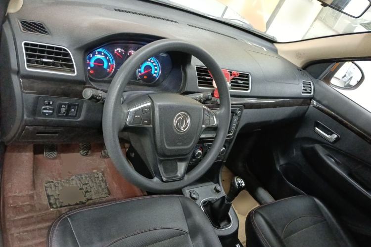 Used Dongfeng Fengon 360 2015 1.5L Manual Luxury 7-Seater China IV Standard Center Console