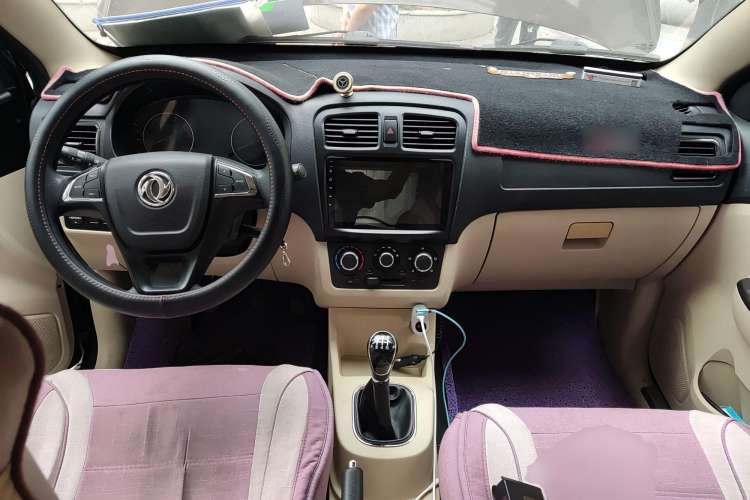 Used Dongfeng Fengon 360 2015 1.5L Manual Comfort II 7-Seater Center Console