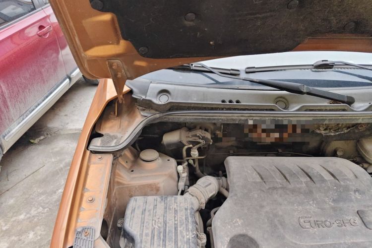 Used Dongfeng Fengon 360 2015 1.5L Manual Comfort 7-Seater National Emission Standard V Engine Bay Right