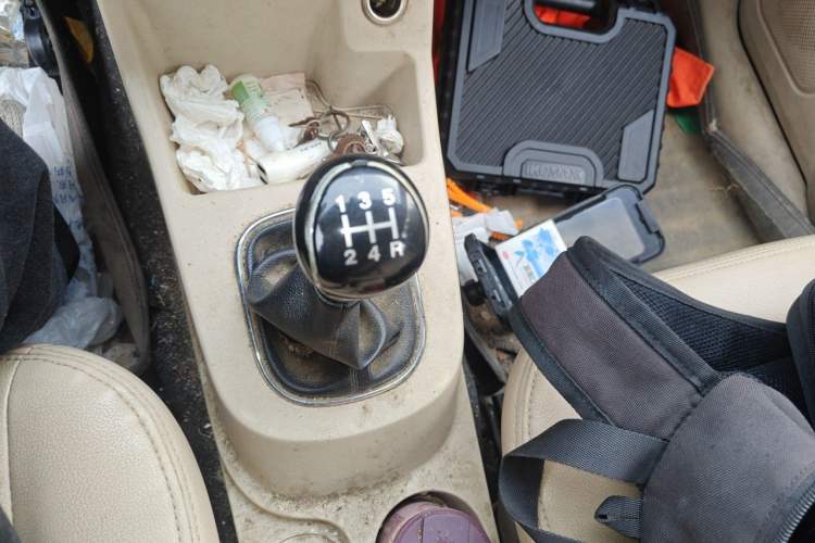 Used Dongfeng Fengon 360 2015 1.5L Manual Comfort II 7-Seater Gear Lever