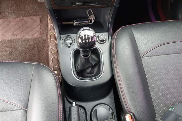 Used Dongfeng Fengon 360 2015 1.5L Manual Luxury 7-Seater China IV Standard Gear Lever
