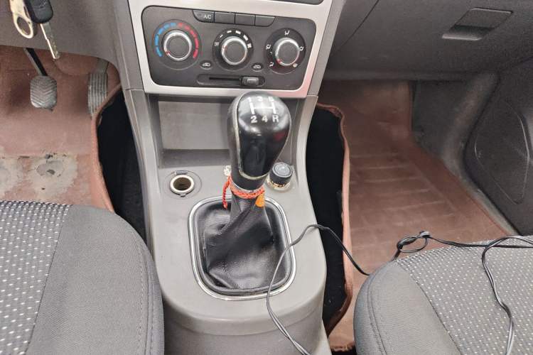Used Dongfeng Fengon 360 2015 1.5L Manual Comfort 7-Seater National Emission Standard V Gear Lever