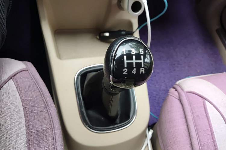 Used Dongfeng Fengon 360 2015 1.5L Manual Comfort II 7-Seater Gear Lever