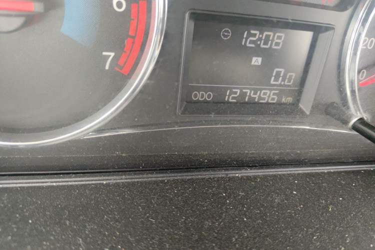 Used Dongfeng Fengon 360 2015 1.5L Manual Luxury 7-Seater China IV Standard Odometer Close Up