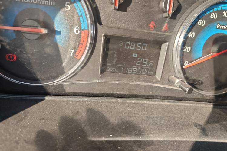 Used Dongfeng Fengon 360 2015 1.5L Manual Luxury 7-Seater China IV Standard Odometer Close Up