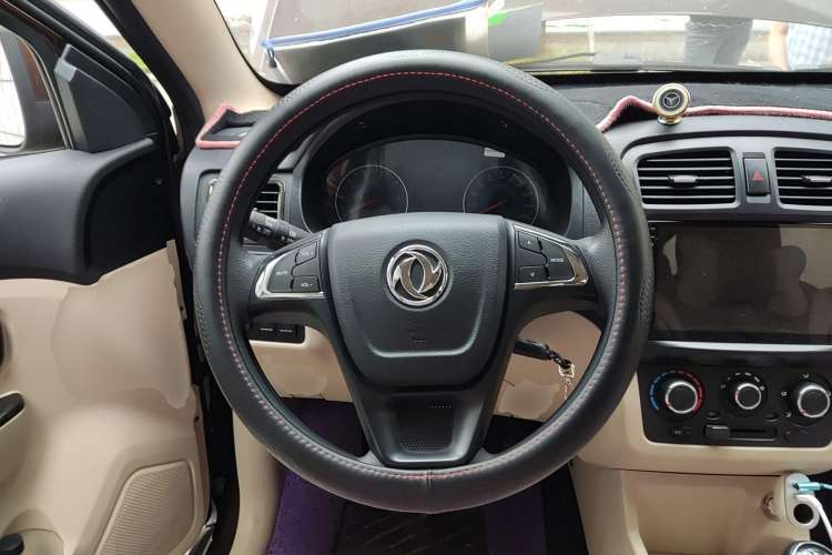 Used Dongfeng Fengon 360 2015 1.5L Manual Comfort II 7-Seater Steering Wheel