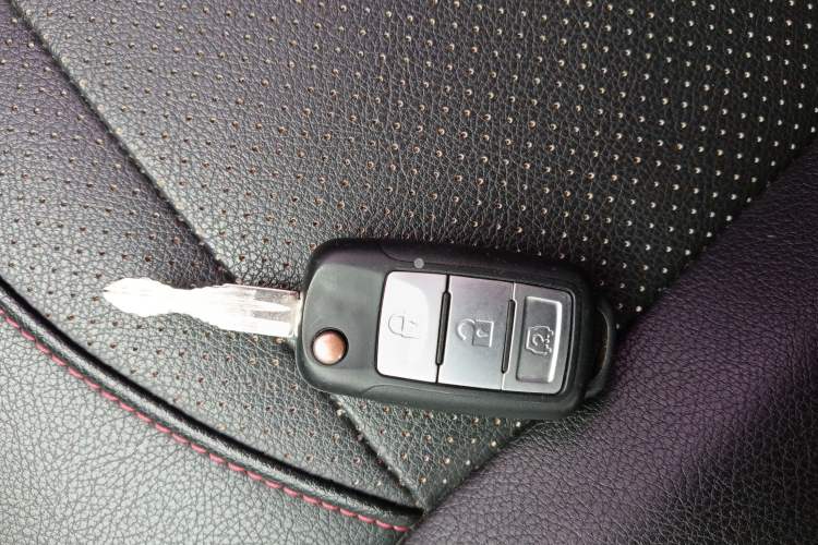Used Dongfeng Fengon 360 2015 1.5L Manual Luxury 7-Seater China IV Standard Vehicle Key