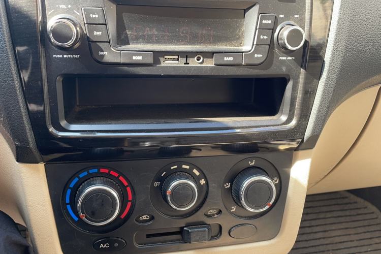 Used Dongfeng Fengon 370 2016 1.5L Manual Standard Edition SFG15-05 7 Seats Audio And AC Panel