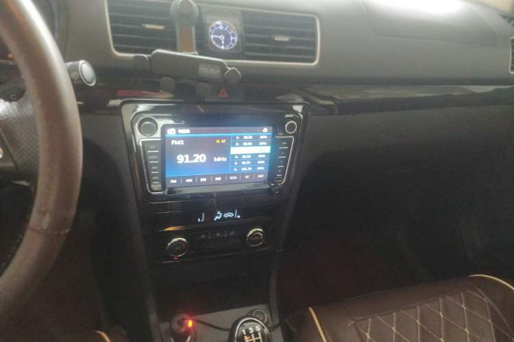 Used Dongfeng Fengon 370 2016 1.5L Manual Luxury Version SFG15-02 7 Seats Audio And AC Panel