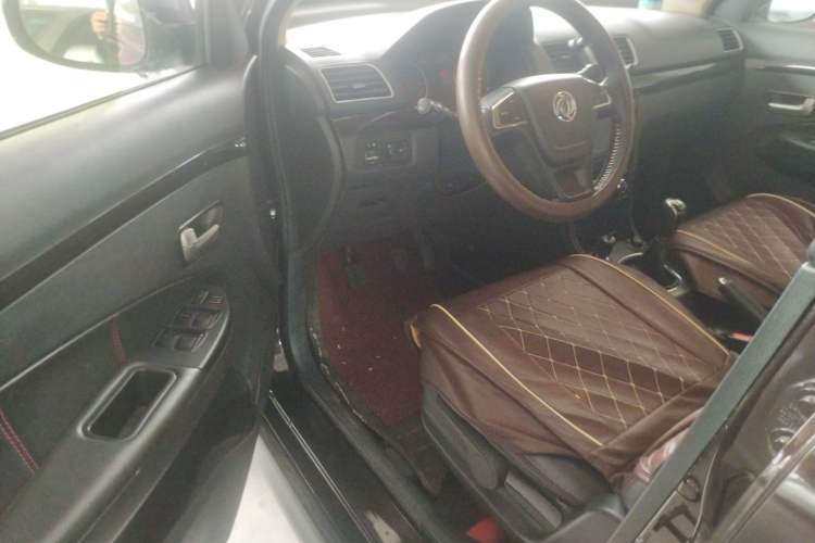 Used Dongfeng Fengon 370 2016 1.5L Manual Luxury Version SFG15-02 7 Seats Interior 2