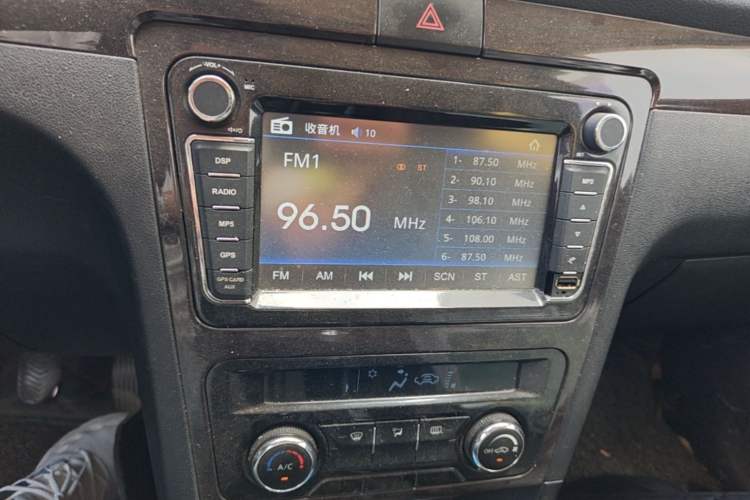 Used Dongfeng Fengon 370 2016 1.5L Manual Luxury 7-Seater Audio And AC Panel