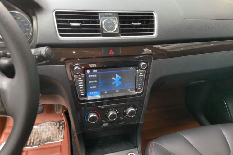 Used Dongfeng Fengon 370 2016 1.5L Manual Elite Travel Edition 7 Seats Audio And AC Panel