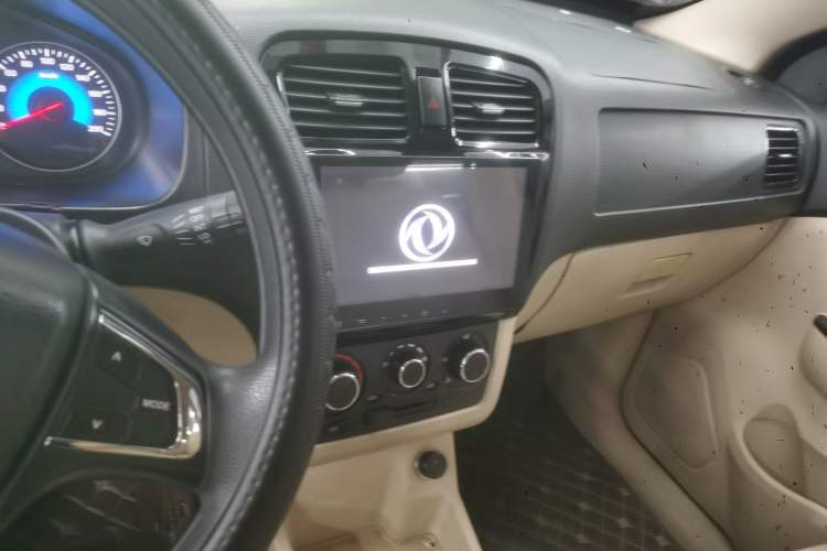 Used Dongfeng Fengon 370 2016 1.5L Manual Standard Edition SFG15-05 7 Seats Audio And AC Panel