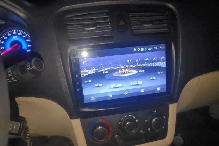 Used Dongfeng Fengon 370 2016 1.5L Manual Comfort 7-Seater Audio And AC Panel