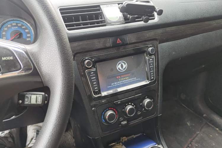 Used Dongfeng Fengon 370 2016 1.5L Manual Standard Edition SFG15-02 7 Seats Audio And AC Panel