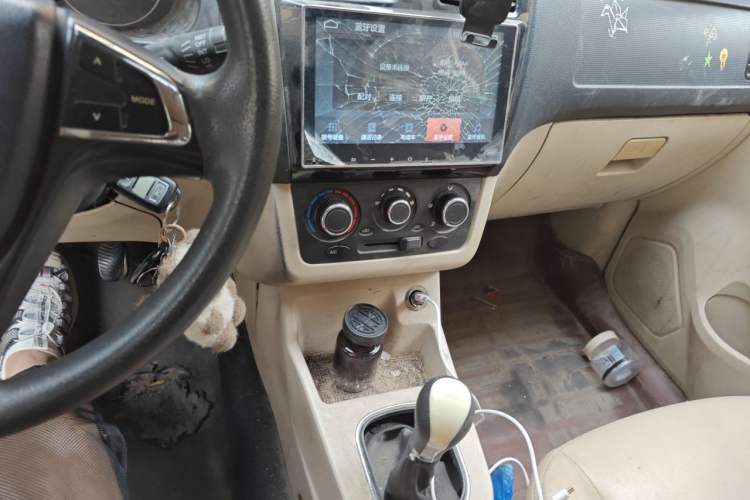 Used Dongfeng Fengon 370 2016 1.5L Manual Comfort 7-Seater Audio And AC Panel