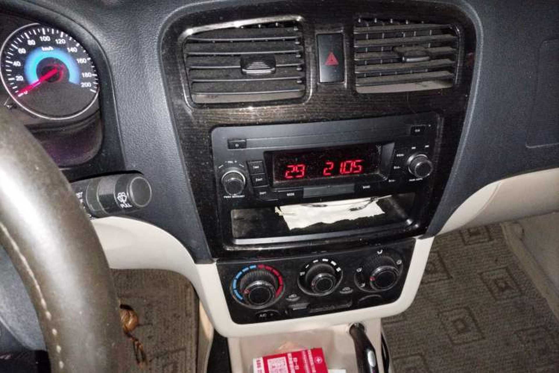 Used Dongfeng Fengon 370 2016 1.5L Manual Standard Edition SFG15-02 7 Seats Audio And AC Panel