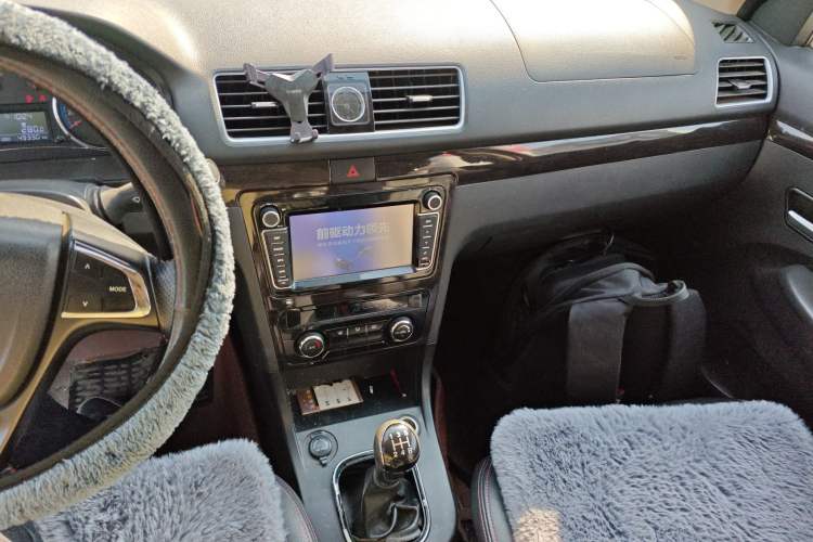 Used Dongfeng Fengon 370 2016 1.5L Manual Luxury 7-Seater Audio And AC Panel