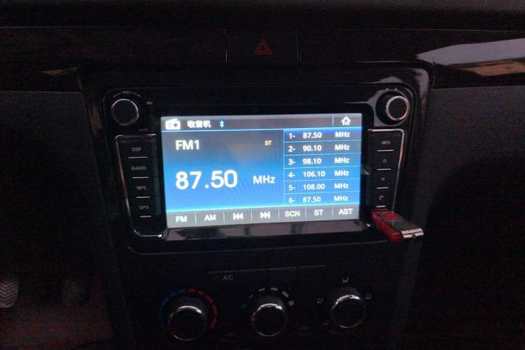 Used Dongfeng Fengon 370 2016 1.5L Manual Elite Home Edition 7-Seater Audio And AC Panel