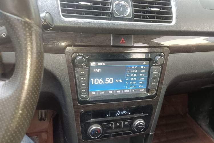 Used Dongfeng Fengon 370 2016 1.5L Manual Luxury 7-Seater Audio And AC Panel