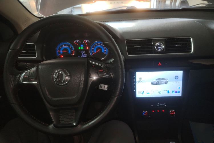 Used Dongfeng Fengon 370 2016 1.5L Manual Luxury Version SFG15-05 7 Seats Center Console