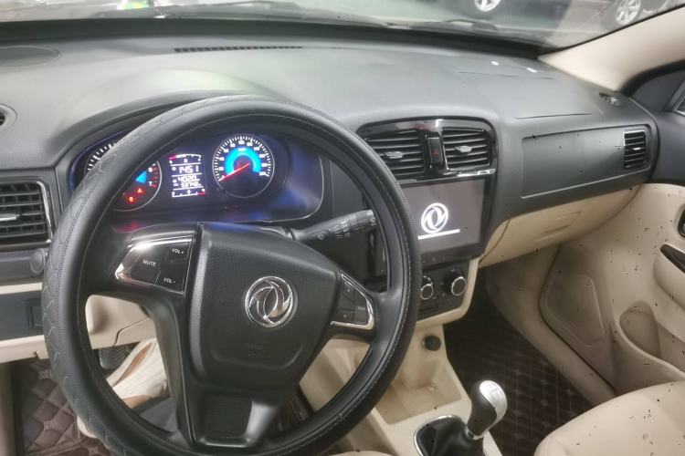 Used Dongfeng Fengon 370 2016 1.5L Manual Standard Edition SFG15-05 7 Seats Center Console