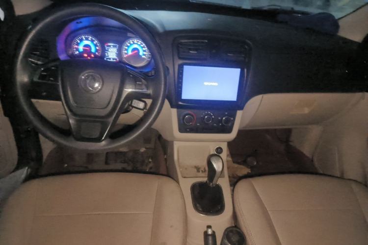 Used Dongfeng Fengon 370 2016 1.5L Manual Comfort 7-Seater Center Console