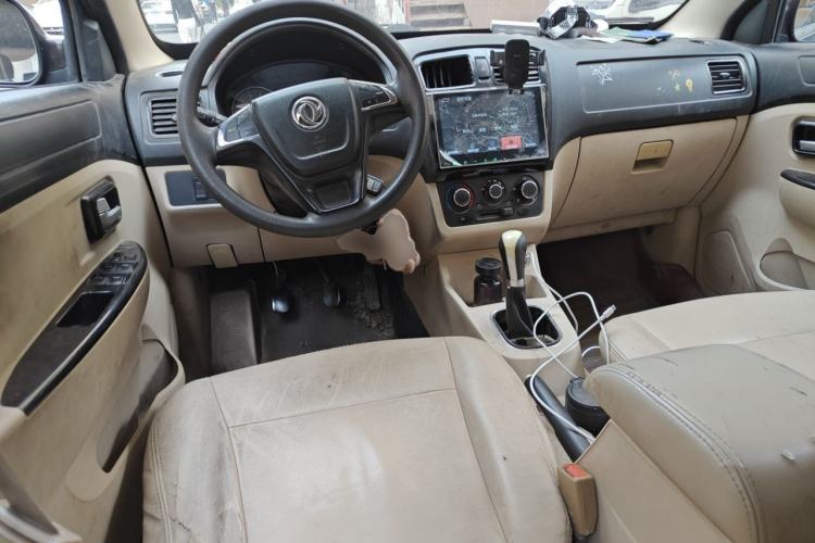 Used Dongfeng Fengon 370 2016 1.5L Manual Comfort 7-Seater Center Console