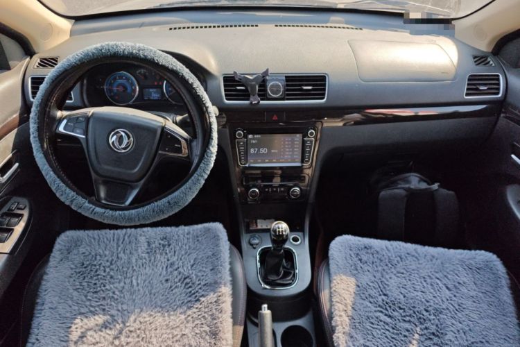 Used Dongfeng Fengon 370 2016 1.5L Manual Luxury 7-Seater Center Console