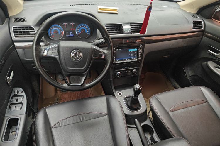 Used Dongfeng Fengon 370 2016 1.5L Manual Luxury Version SFG15-05 7 Seats Center Console