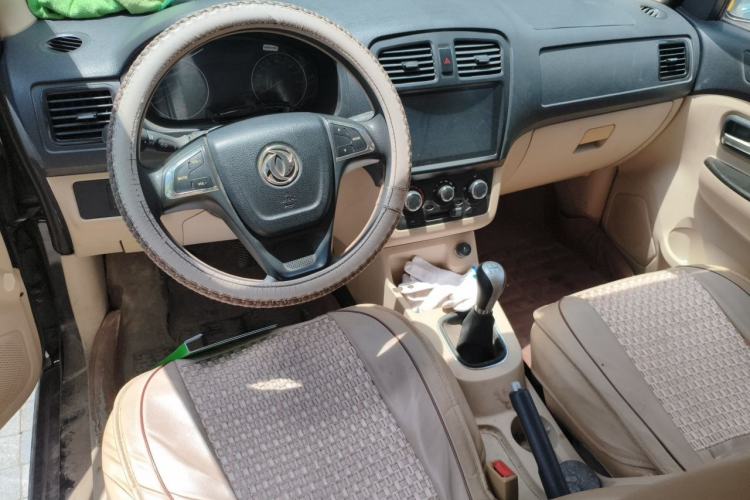 Used Dongfeng Fengon 370 2016 1.5L Manual Standard Edition SFG15-05 7 Seats Center Console
