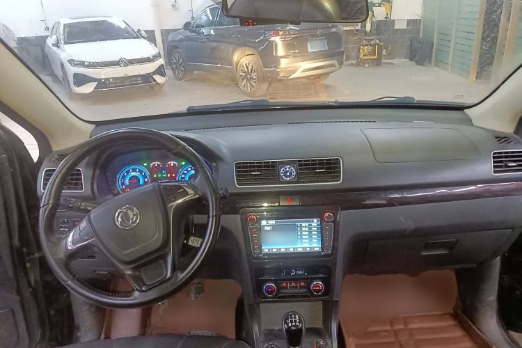 Used Dongfeng Fengon 370 2016 1.5L Manual Luxury 7-Seater Center Console
