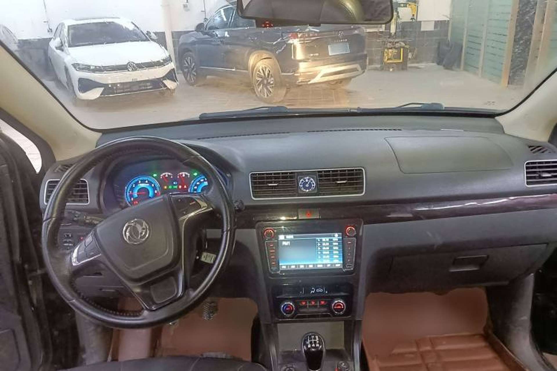 Used Dongfeng Fengon 370 2016 1.5L Manual Luxury 7-Seater Center Console