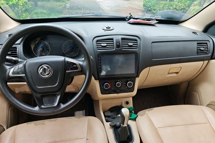 Used Dongfeng Fengon 370 2016 1.5L Manual Standard Edition SFG15-05 7 Seats Center Console