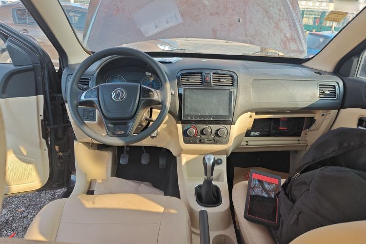 Used Dongfeng Fengon 370 2016 1.5L Manual Standard Edition SFG15-05 7 Seats Center Console