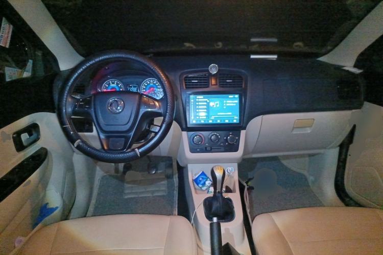 Used Dongfeng Fengon 370 2016 1.5L Manual Standard Edition SFG15-05 7 Seats Center Console