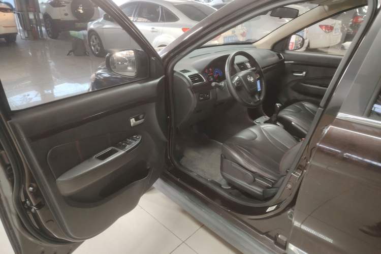Used Dongfeng Fengon 370 2016 1.5L Manual Luxury Version SFG15-05 7 Seats Driver Seat