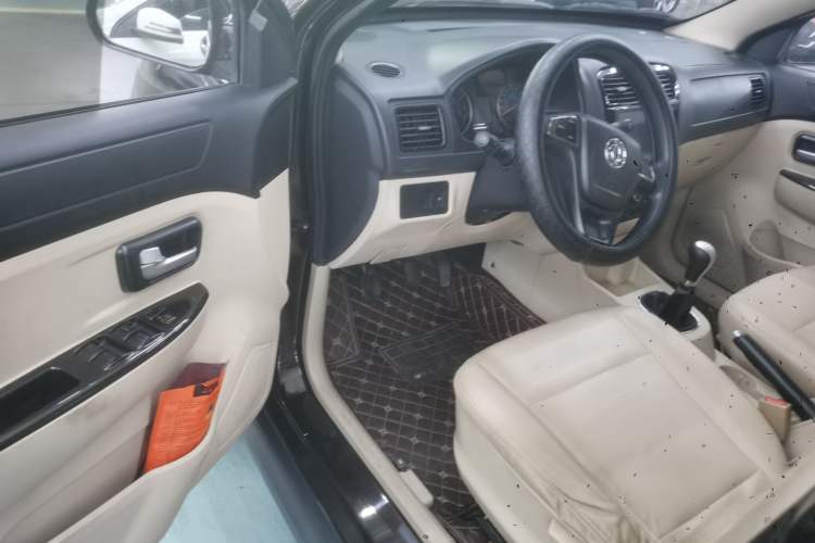 Used Dongfeng Fengon 370 2016 1.5L Manual Standard Edition SFG15-05 7 Seats Driver Seat