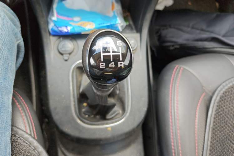 Used Dongfeng Fengon 370 2016 1.5L Manual Luxury 7-Seater Gear Lever