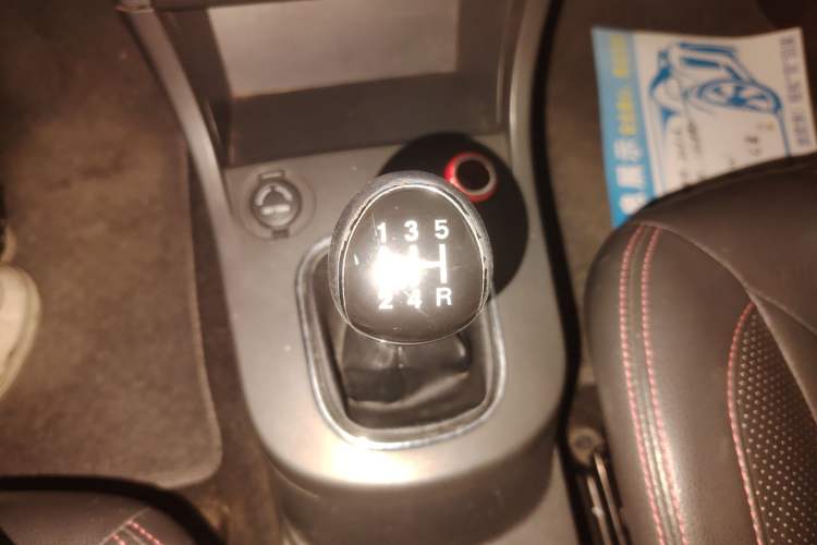 Used Dongfeng Fengon 370 2016 1.5L Manual Luxury Version SFG15-05 7 Seats Gear Lever