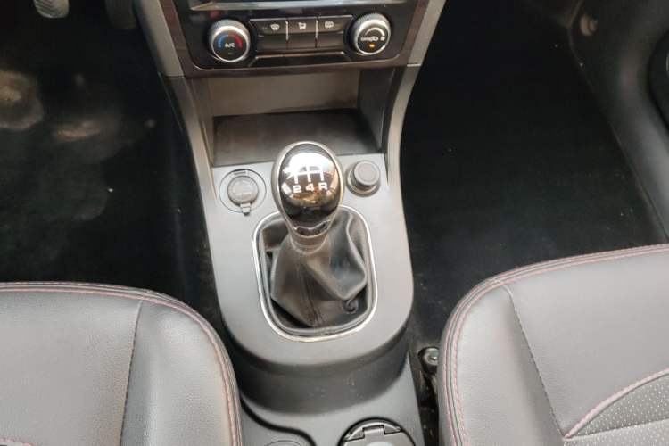 Used Dongfeng Fengon 370 2016 1.5L Manual Luxury Version SFG15-02 7 Seats Gear Lever