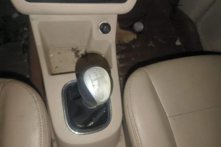 Used Dongfeng Fengon 370 2016 1.5L Manual Comfort 7-Seater Gear Lever
