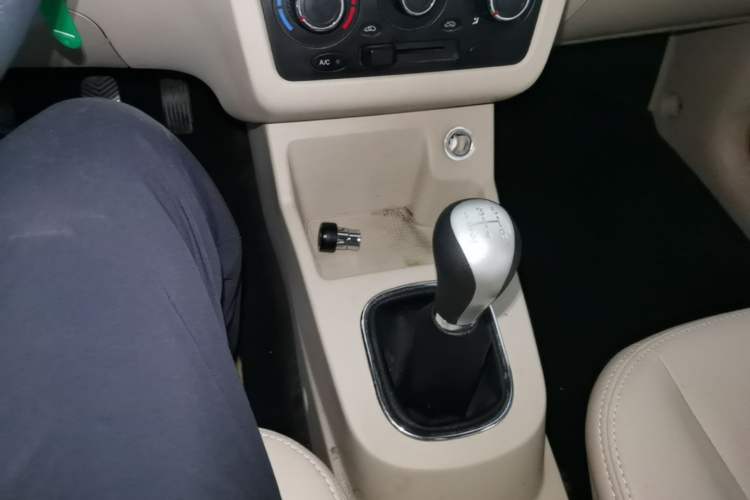 Used Dongfeng Fengon 370 2016 1.5L Manual Standard Edition SFG15-05 7 Seats Gear Lever