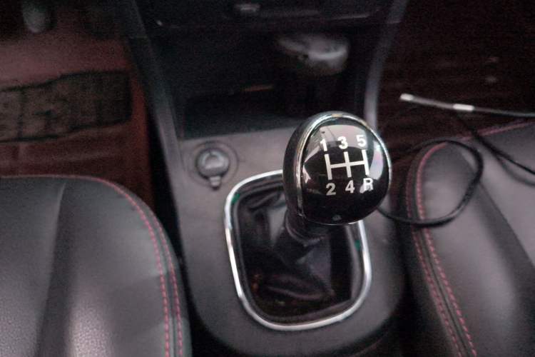Used Dongfeng Fengon 370 2016 1.5L Manual Elite Home Edition 7-Seater Gear Lever