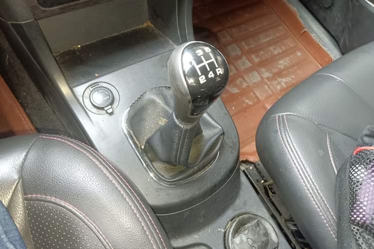 Used Dongfeng Fengon 370 2016 1.5L Manual Luxury 7-Seater Gear Lever